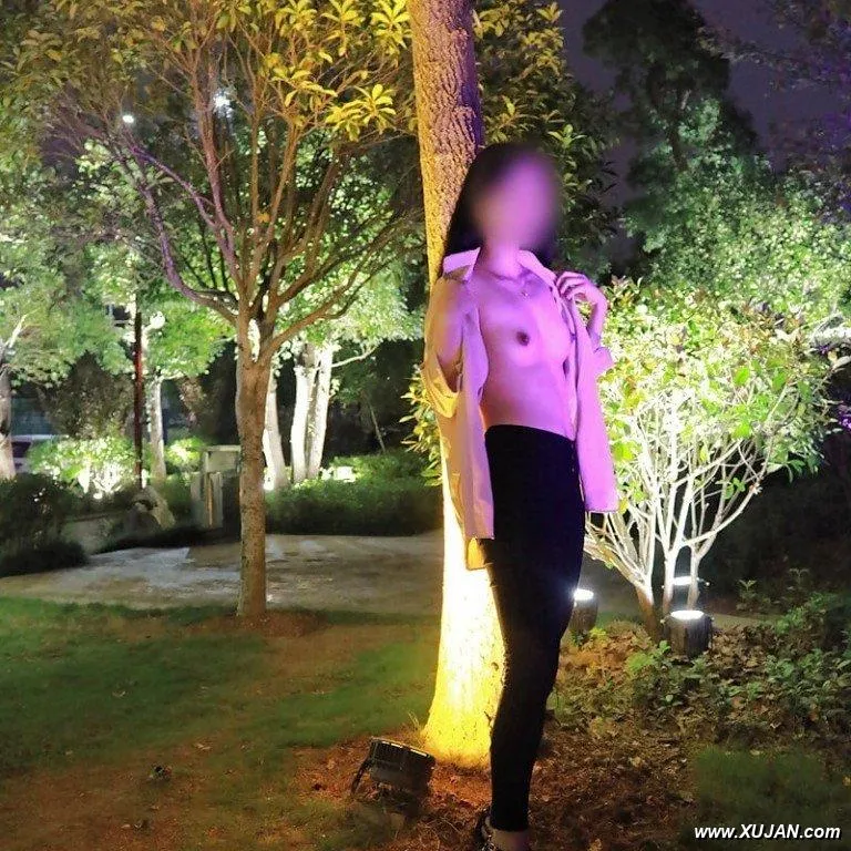 asian girl flashing her tits in public - Photo #44049