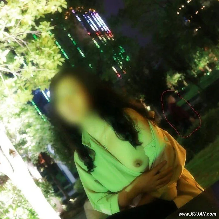 asian girl flashing her tits in public - Photo #44051