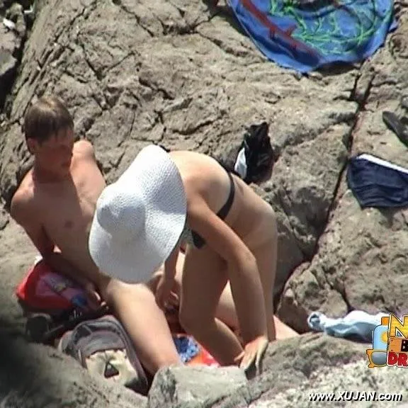 Couple has a little fun in the sun - Photo #44903