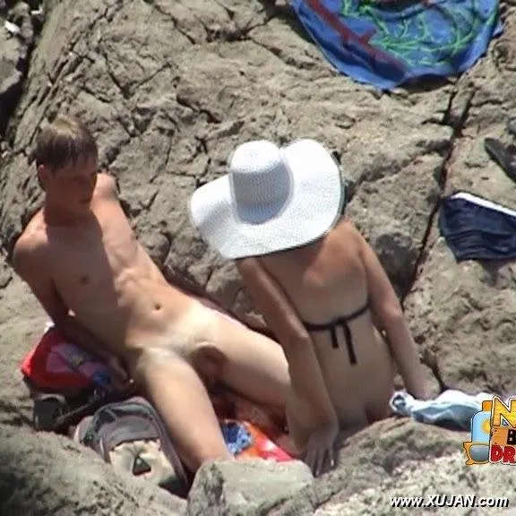 Couple has a little fun in the sun - Photo #44904