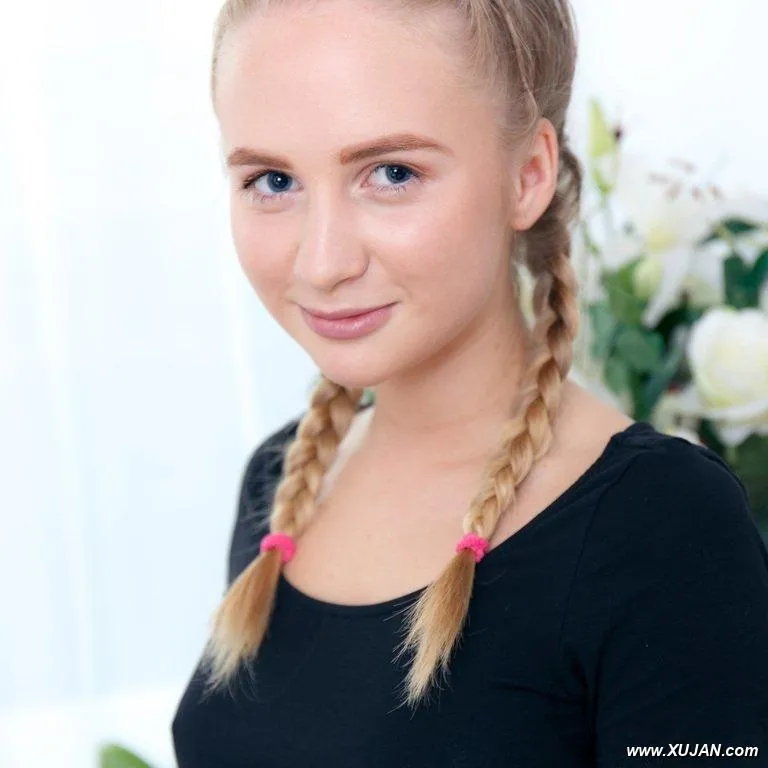 Sporty girl gets naked - Photo #46388