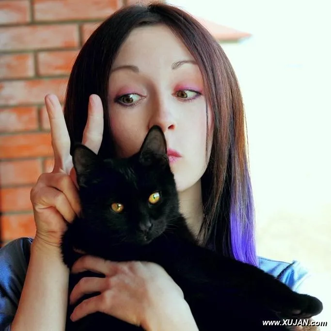 Cute cat lover brunette - Photo #47564