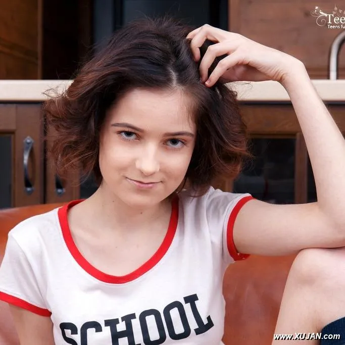 Cutie spreading her legs - Photo #56091