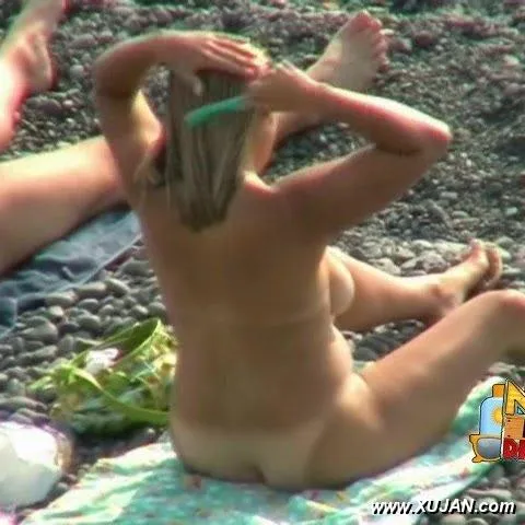 Nice looking blonde puts her bikini on - Photo #58382