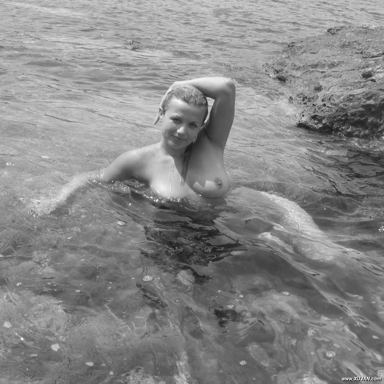 Young busty babe posing in the sea - Photo #58602