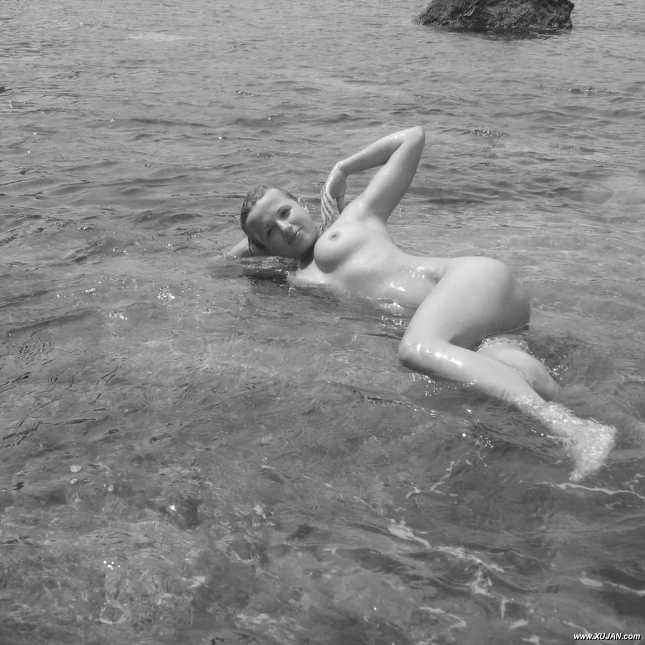 Young busty babe posing in the sea - Photo #58603