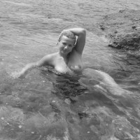 Young busty babe posing in the sea