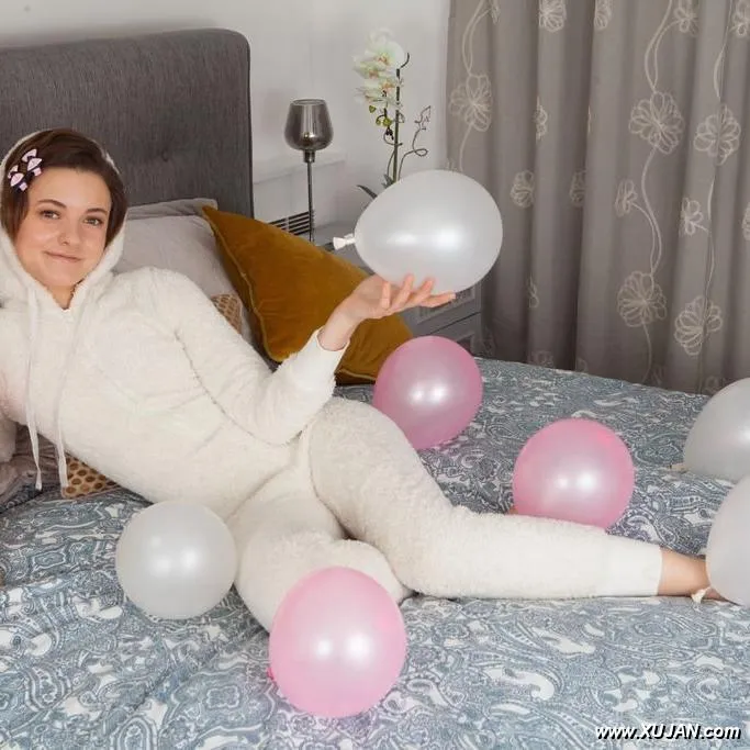 Beauty posing on her bed - Photo #61993