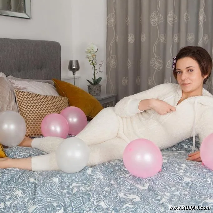 Beauty posing on her bed - Photo #61994