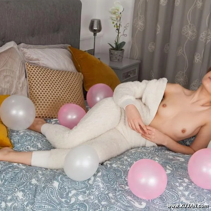 Beauty posing on her bed - Photo #61998