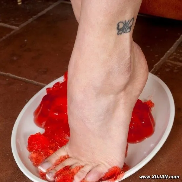 Kelly Fox  Jellied foot fun - Photo #62274