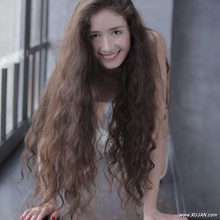 Curly brunette posing - Photo #64925