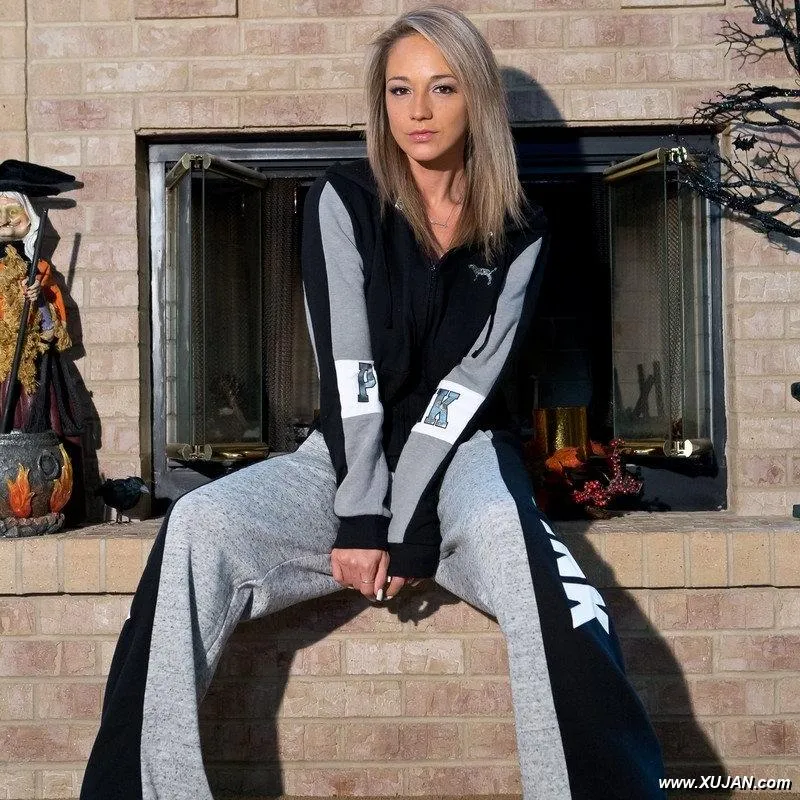 Nikki Sexy In Sweats - Photo #66584