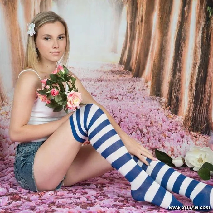 Cute babe in cute socks - Photo #68543