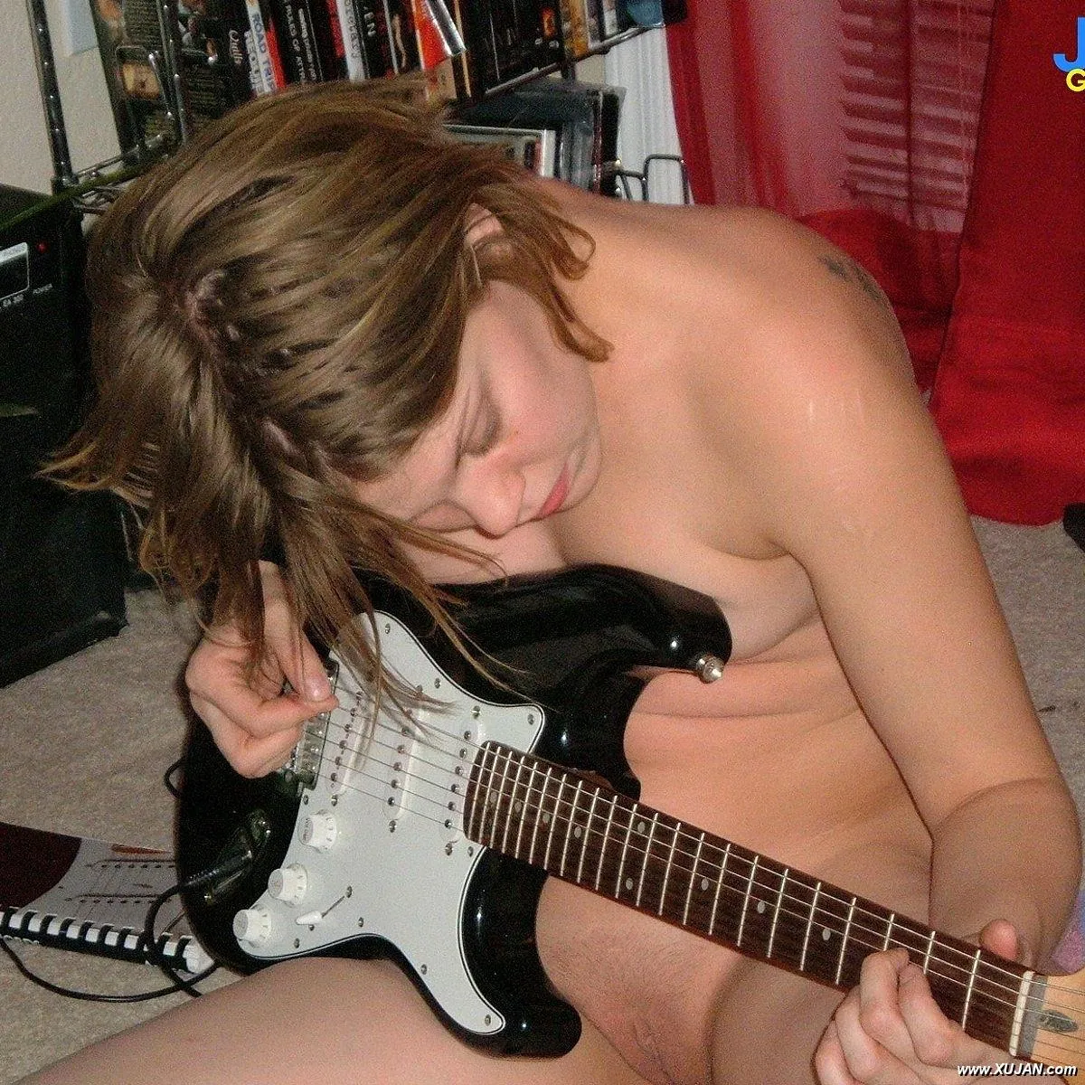 Skinny slut gets a facial from her man - Photo #68924
