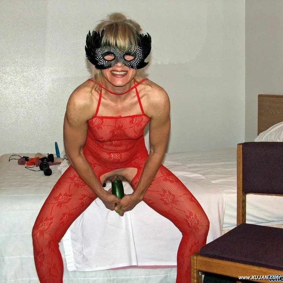 Mature wife loves her huge dildos - Photo #72894