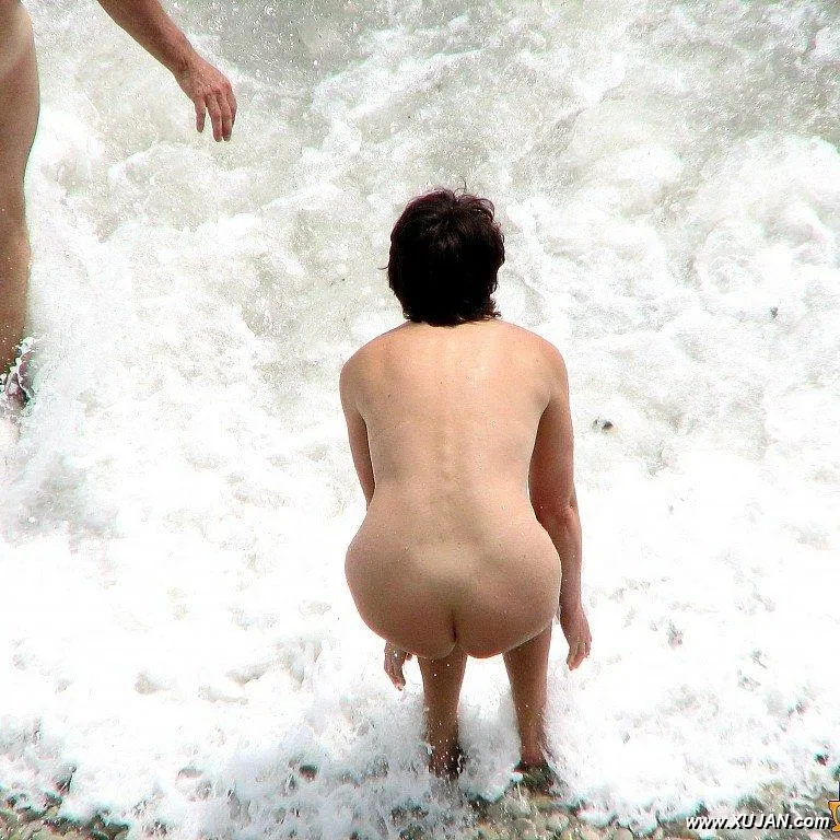Hot black hair lady likes to get wet - Photo #77650