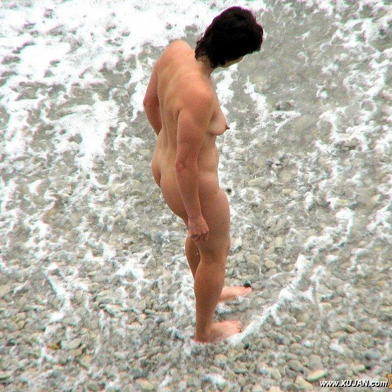 Hot black hair lady likes to get wet - Photo #77651