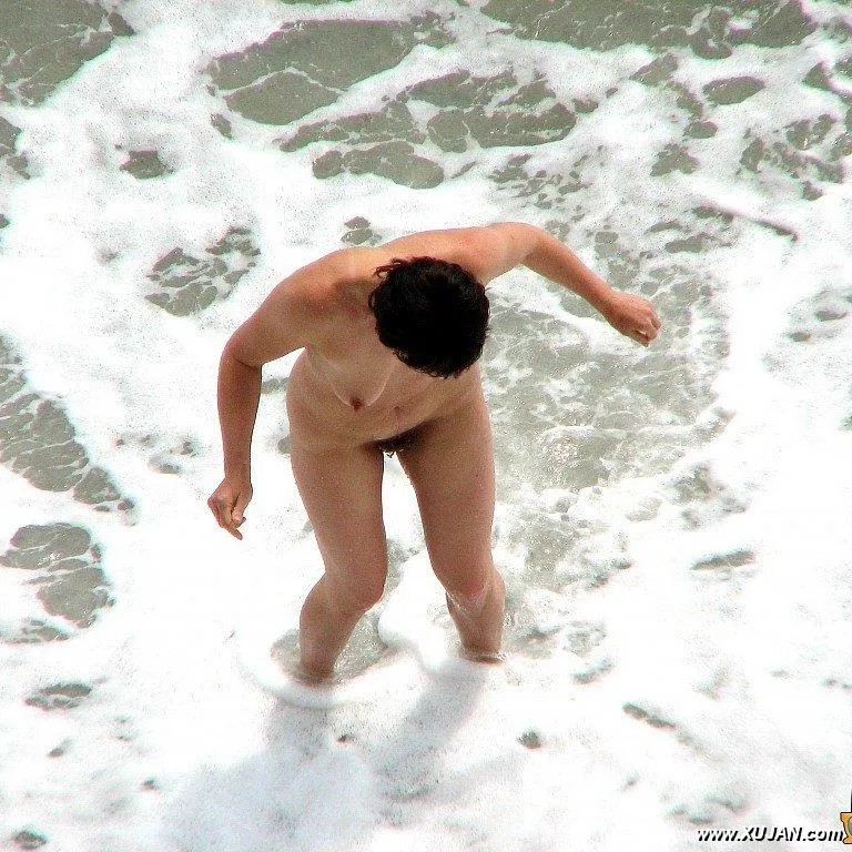 Hot black hair lady likes to get wet - Photo #77652