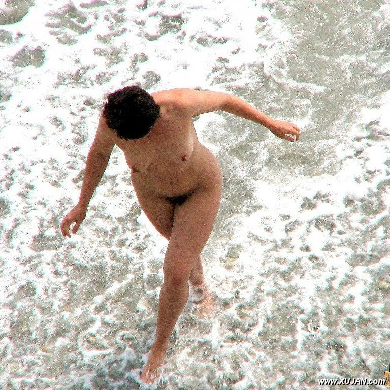 Hot black hair lady likes to get wet - Photo #77653