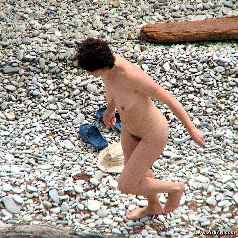 Hot black hair lady likes to get wet - Photo #77656