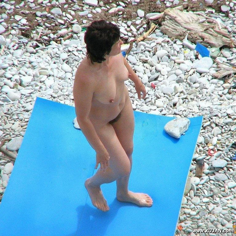 Hot black hair lady likes to get wet - Photo #77658