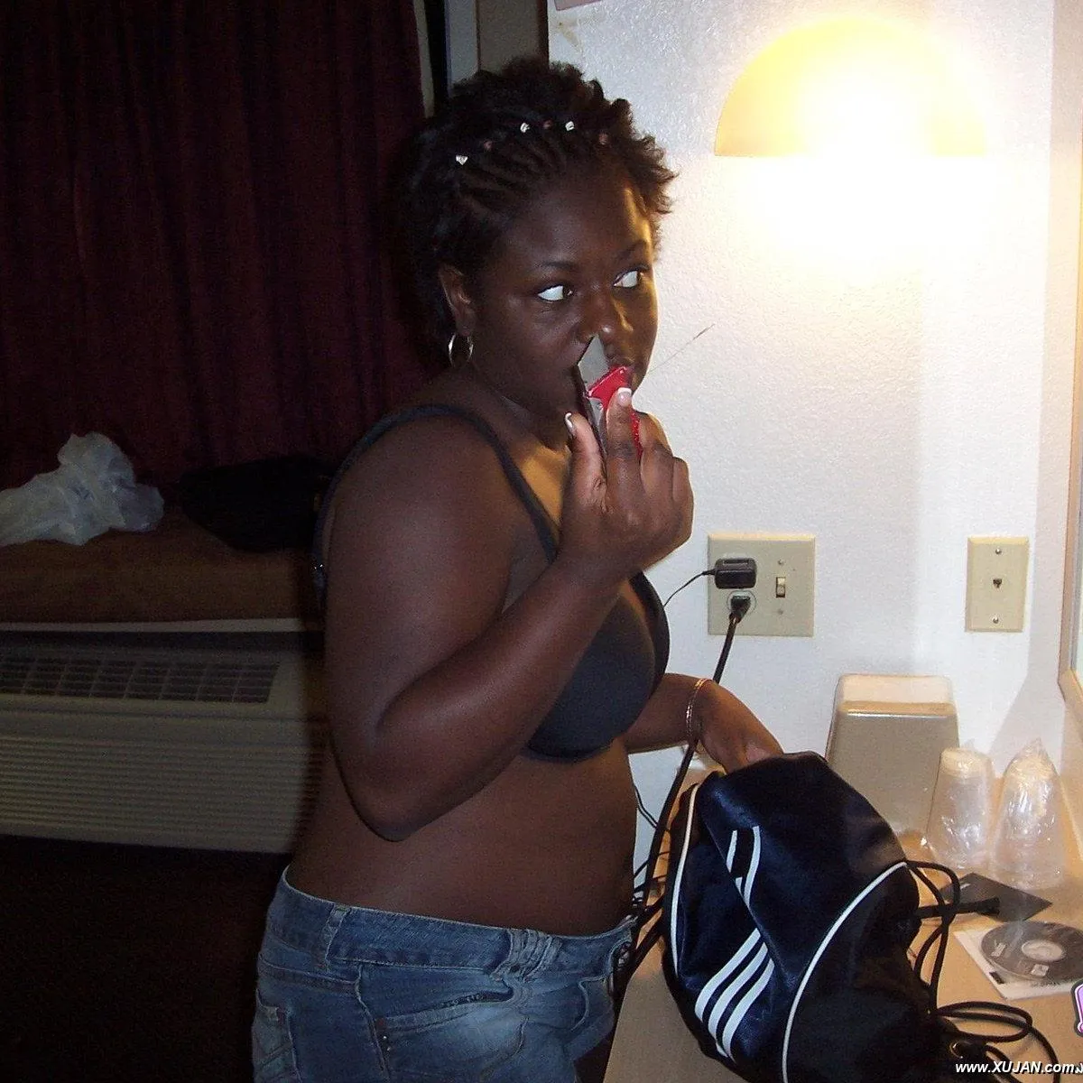Chubby black babe licking her big boobs - Photo #82132