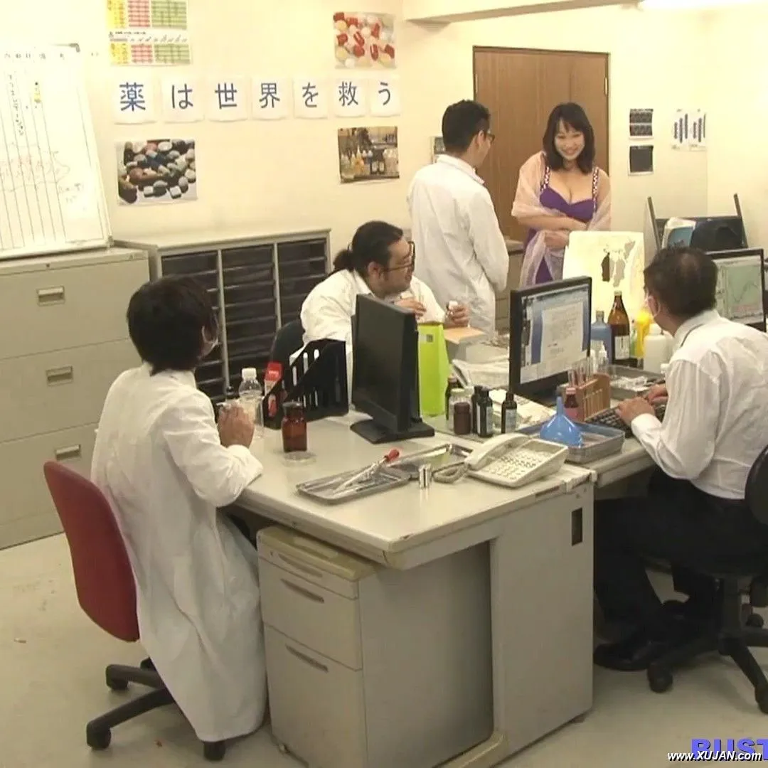 Busty asian Hitomi Tanaka at the office - Photo #85090