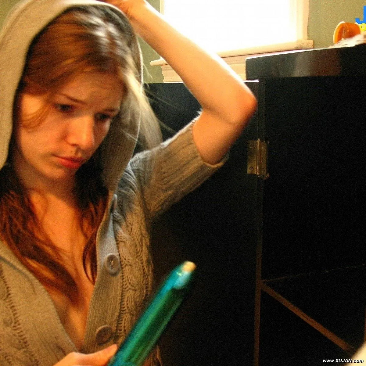 Sweet teen toys her shaved pussy - Photo #93956