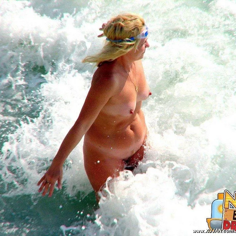 Nice spot for this hot milf to relax - Photo #95344