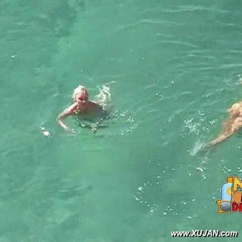 Cute naked blonde enjoys the cold water - Photo #99786