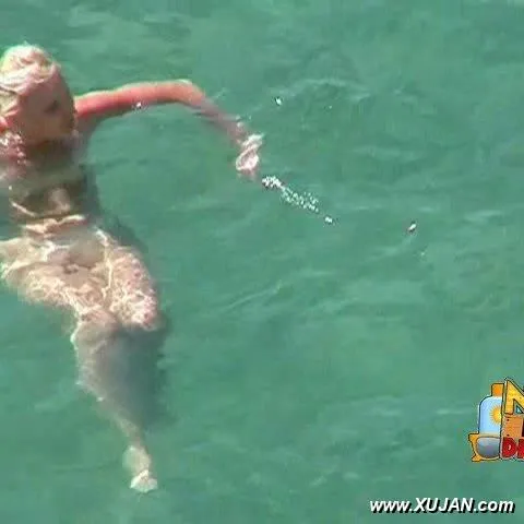 Cute naked blonde enjoys the cold water - Photo #99794