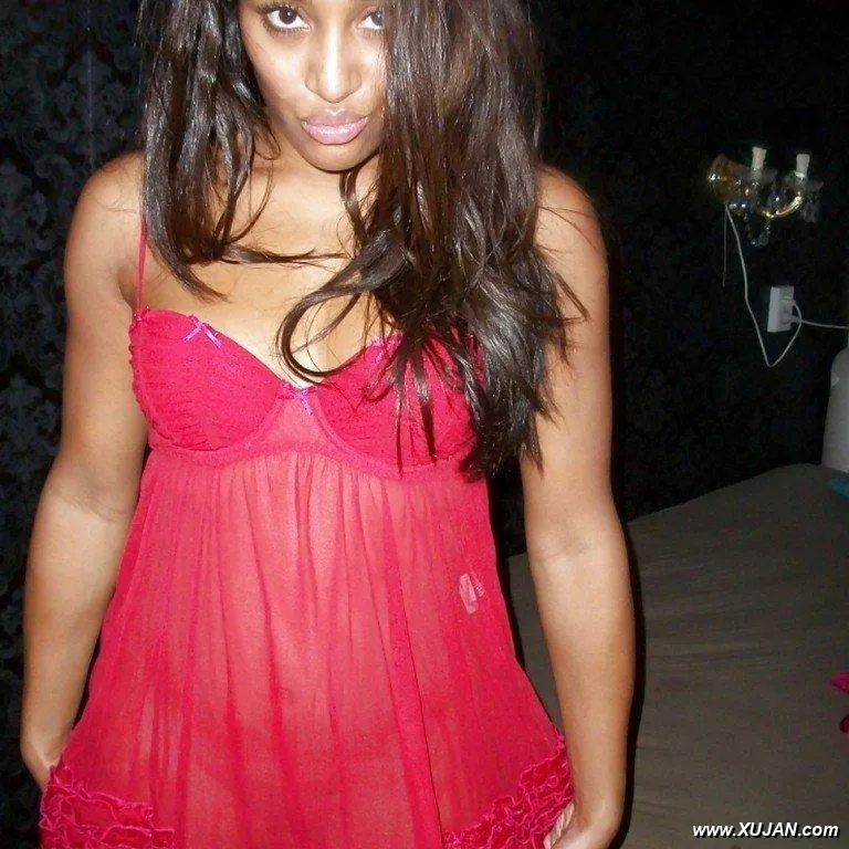 Black dolly showing her shaved cunt - Photo #101472
