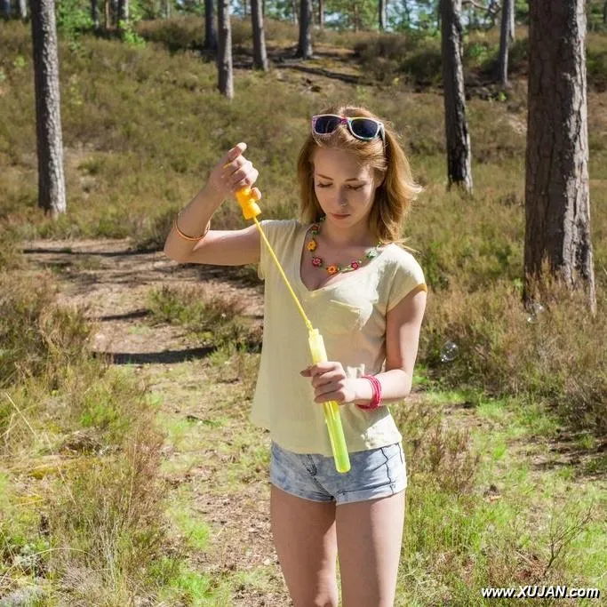Redhead in the woods - Photo #102452