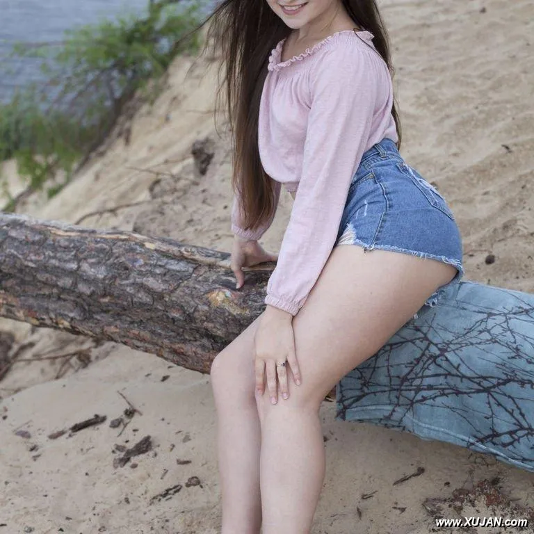Model on the shore - Photo #108006