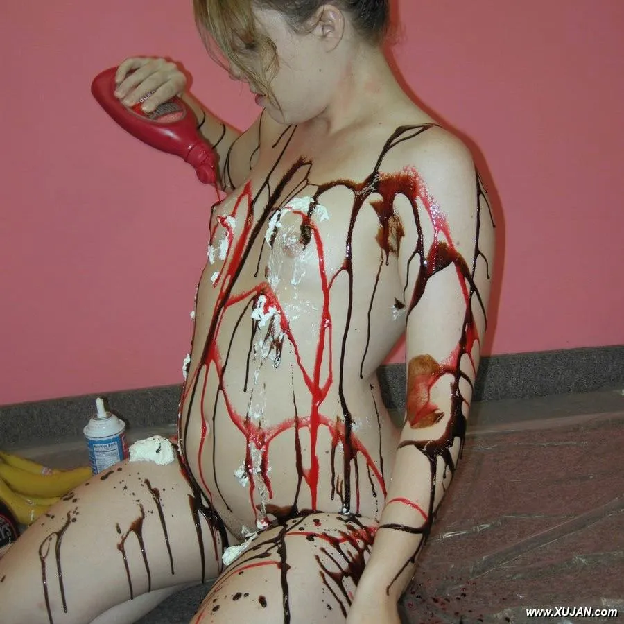 Messy coed Veronica Snow fucks a banana - Photo #108352