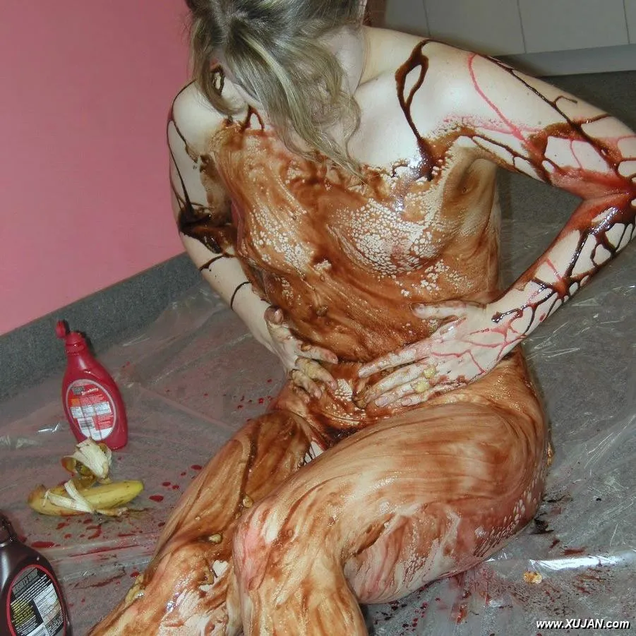 Messy coed Veronica Snow fucks a banana - Photo #108356