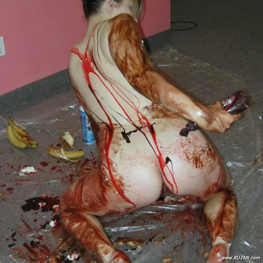 Messy coed Veronica Snow fucks a banana - Photo #108361