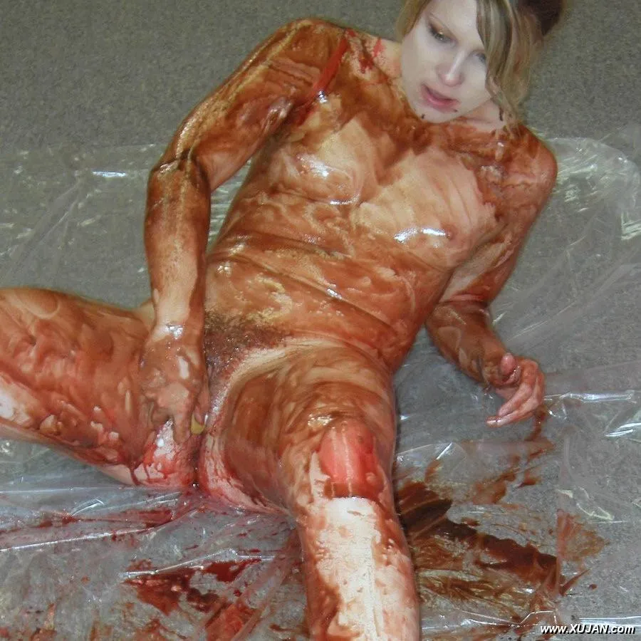 Messy coed Veronica Snow fucks a banana - Photo #108363