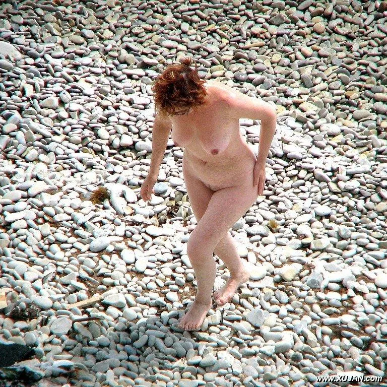 Busty redhead likes to go for a swim - Photo #121135