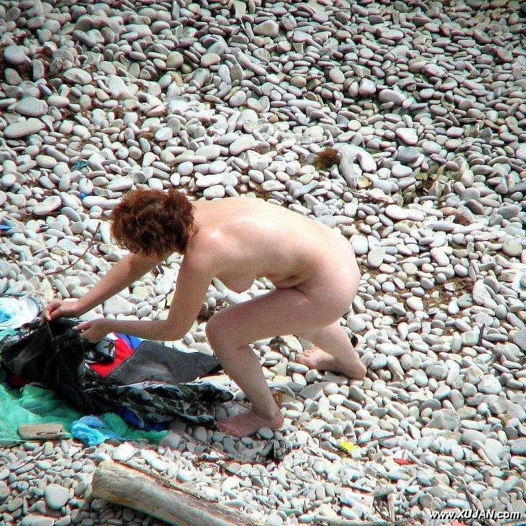Busty redhead likes to go for a swim - Photo #121136