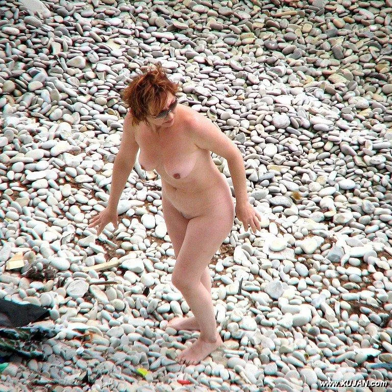 Busty redhead likes to go for a swim - Photo #121137