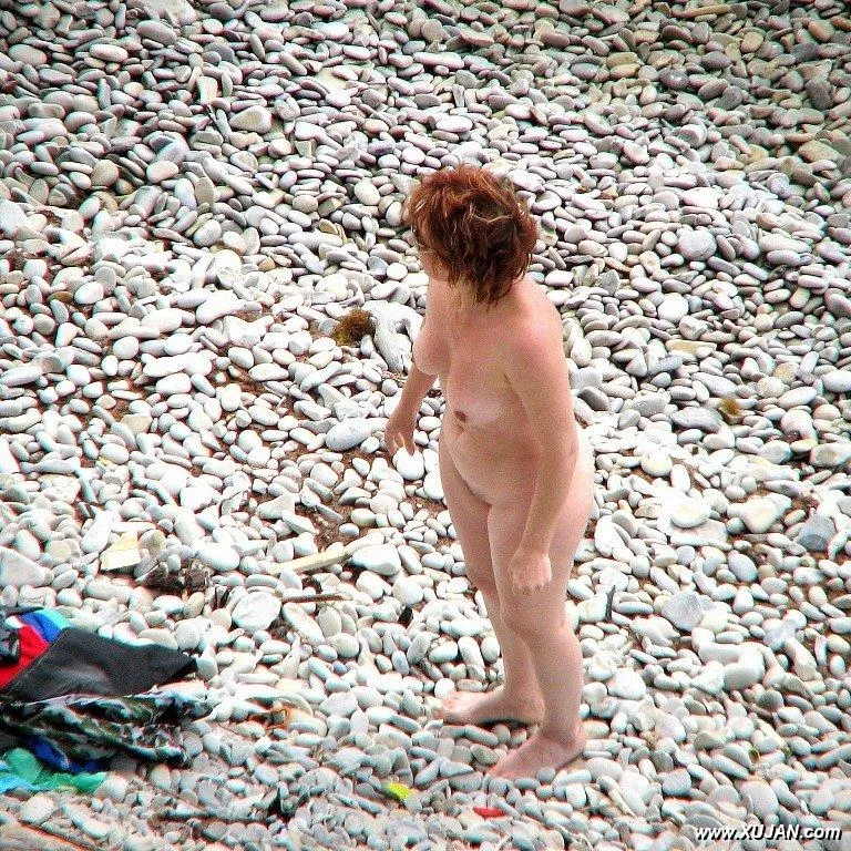 Busty redhead likes to go for a swim - Photo #121138