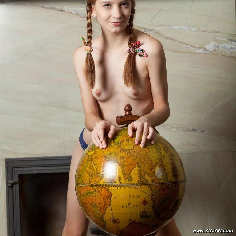 Pigtailed petite chick - Photo #123267
