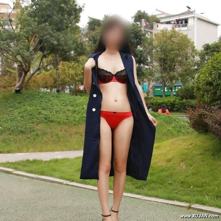 Asian girl got no undies at all in public - Photo #126199