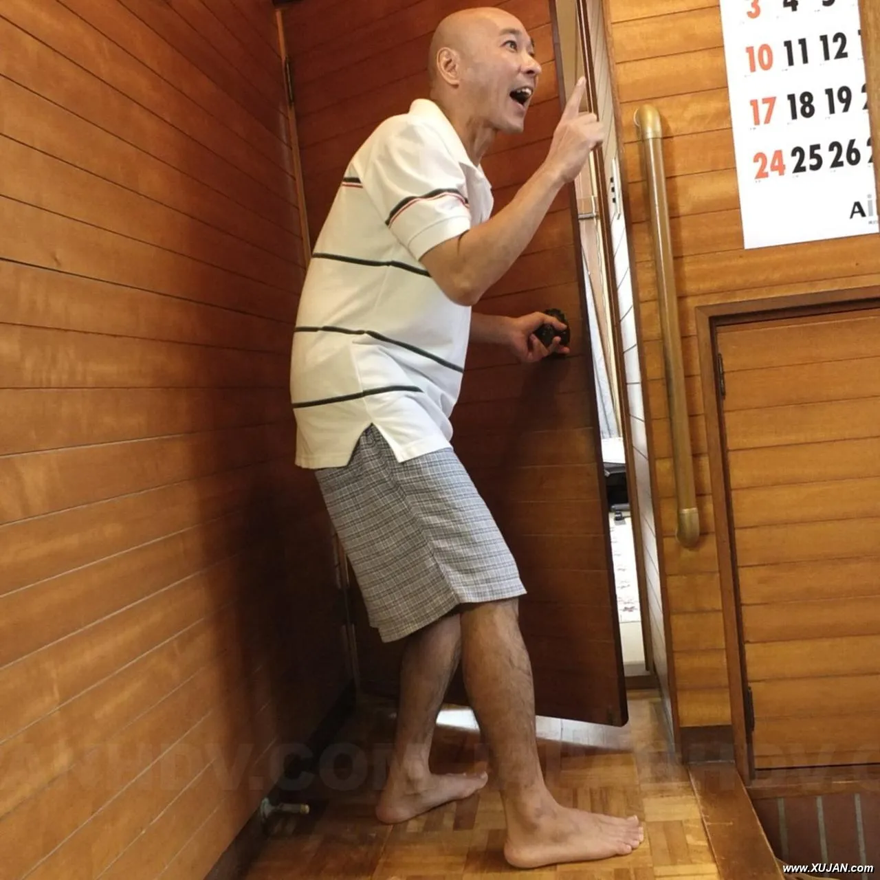 Juri Kitahara housewife is watched by men while using toy on pussy - Photo #126494
