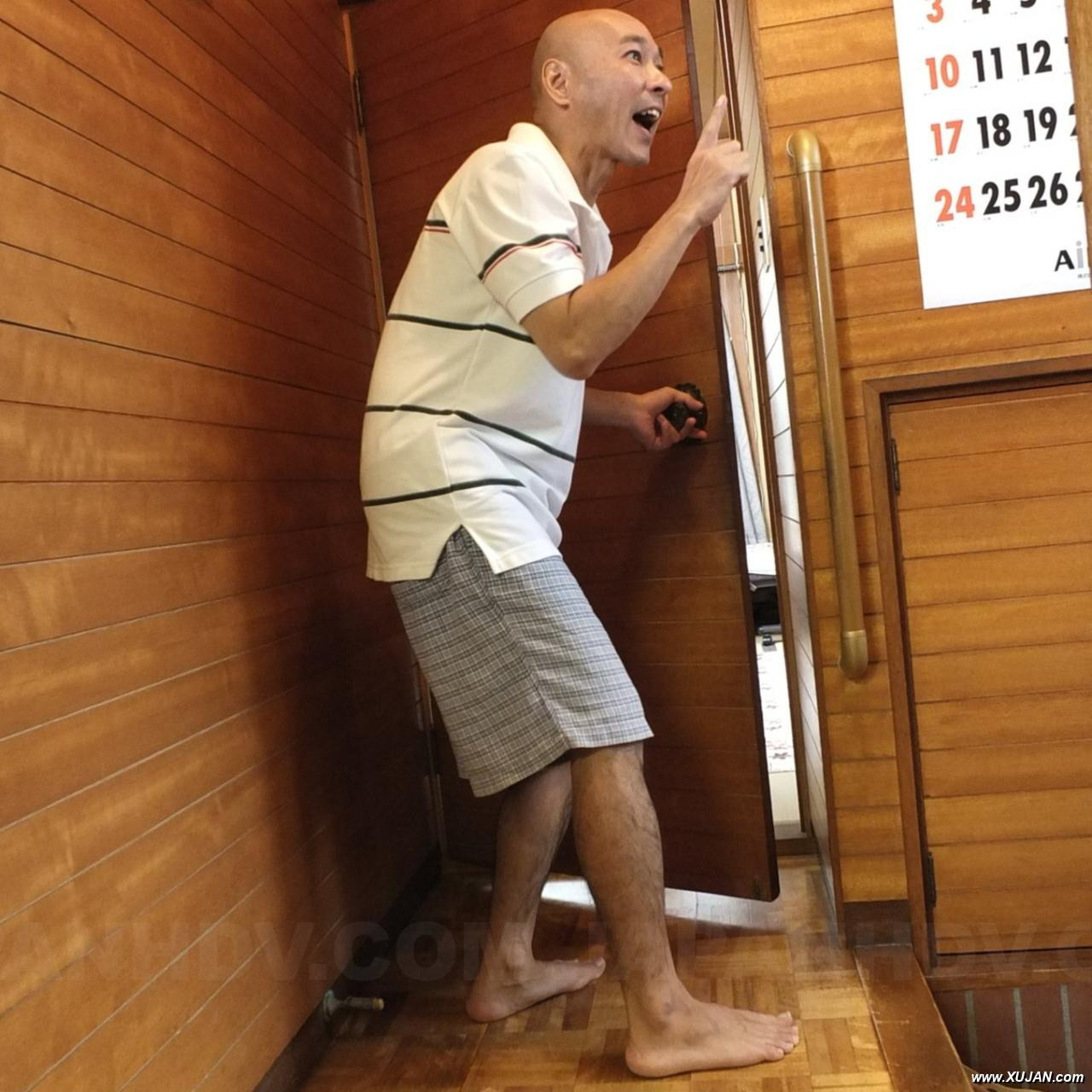 Juri Kitahara housewife is watched by men while using toy on pussy