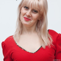 Sandrina shows off sexy red dress and her body