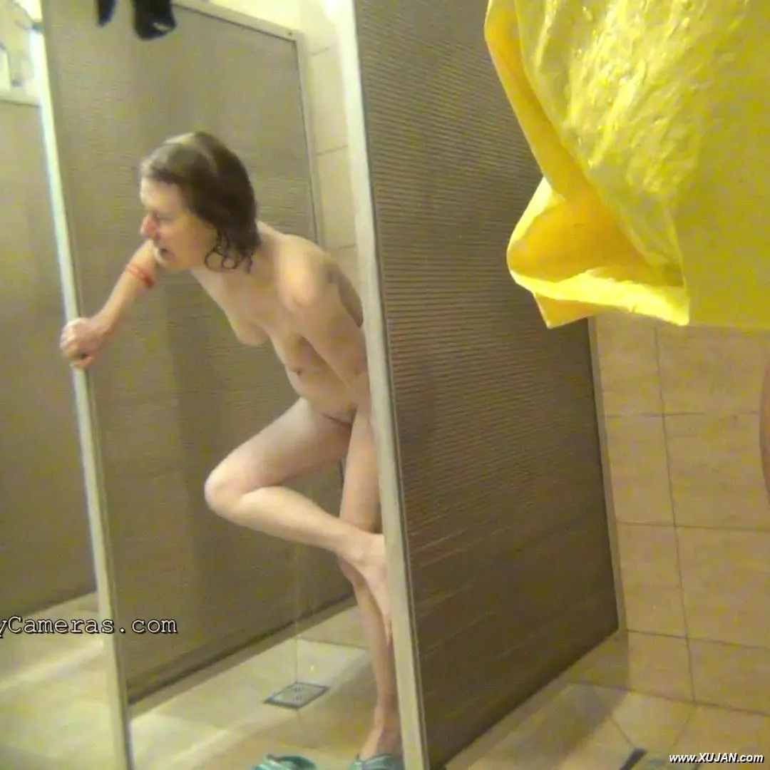 These sluts love to get sprinkled after their pool session - Photo #128082