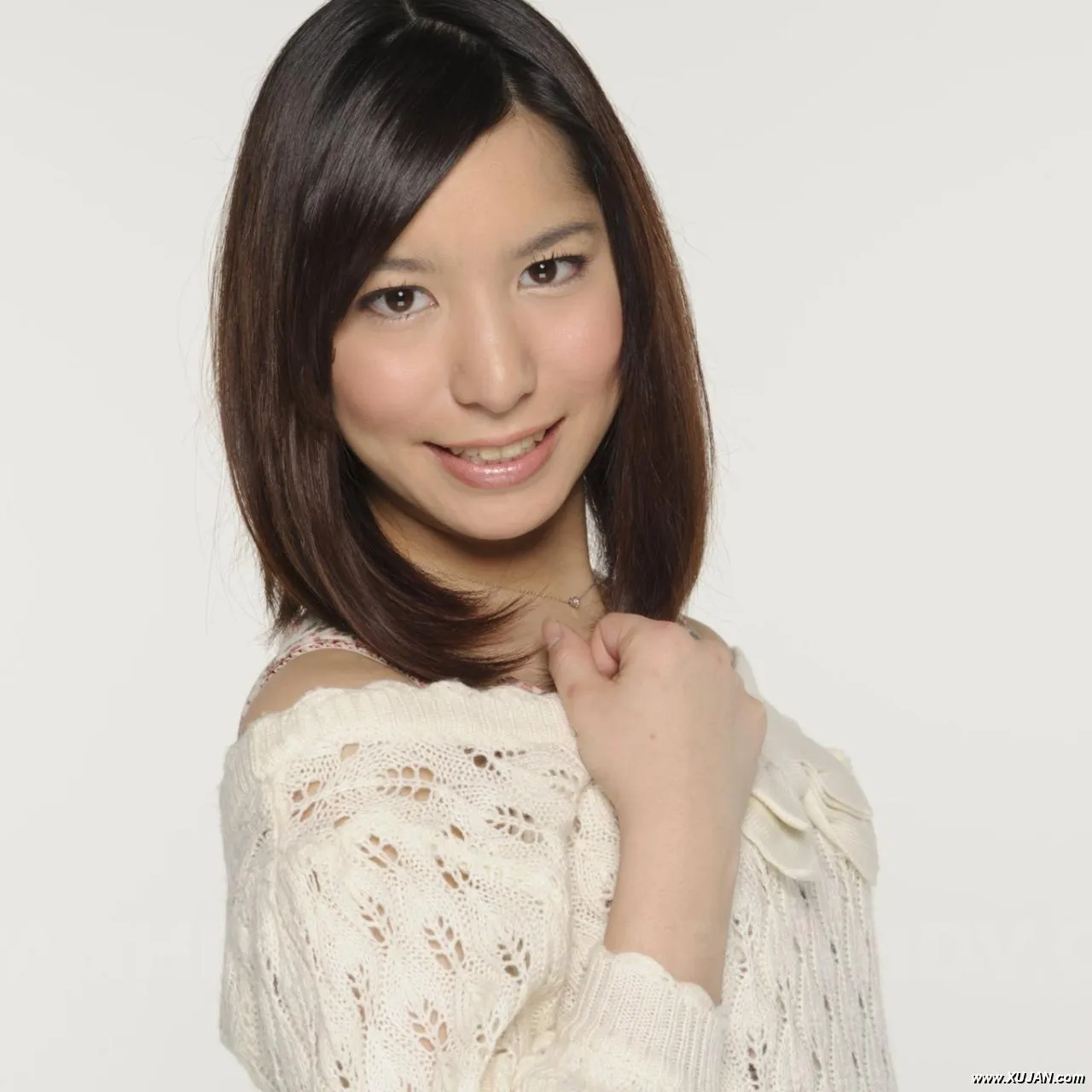 Kurara Makise looks so hot in a white sweater and a very short skirt - Photo #128257